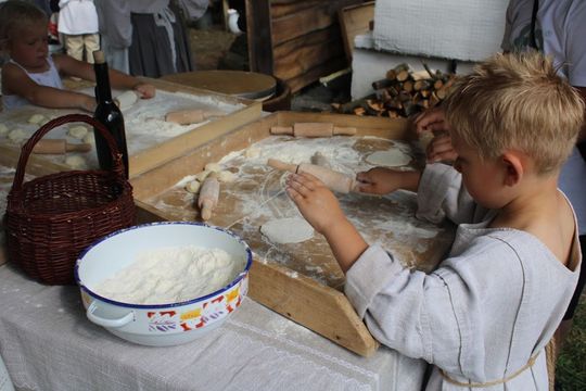 Dni Powiatu Tomaszowskiego z Marszałkiem Piłsudskim, rekonstruktorami i kabaretem OT.TO [ZDJĘCIA]