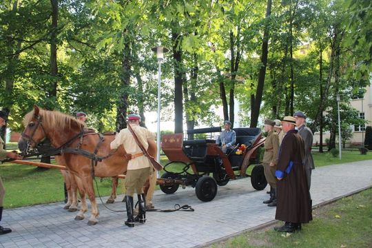 Dni Powiatu Tomaszowskiego z Marszałkiem Piłsudskim, rekonstruktorami i kabaretem OT.TO [ZDJĘCIA]