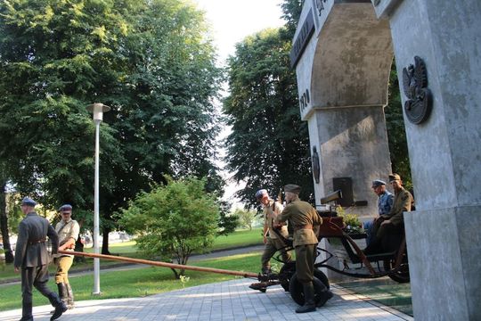 Dni Powiatu Tomaszowskiego z Marszałkiem Piłsudskim, rekonstruktorami i kabaretem OT.TO [ZDJĘCIA]