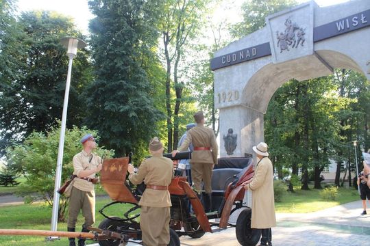 Dni Powiatu Tomaszowskiego z Marszałkiem Piłsudskim, rekonstruktorami i kabaretem OT.TO [ZDJĘCIA]