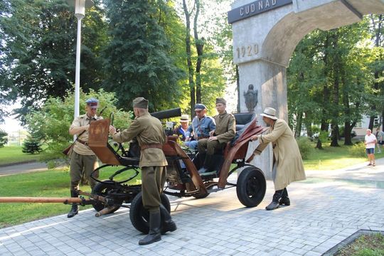 Dni Powiatu Tomaszowskiego z Marszałkiem Piłsudskim, rekonstruktorami i kabaretem OT.TO [ZDJĘCIA]