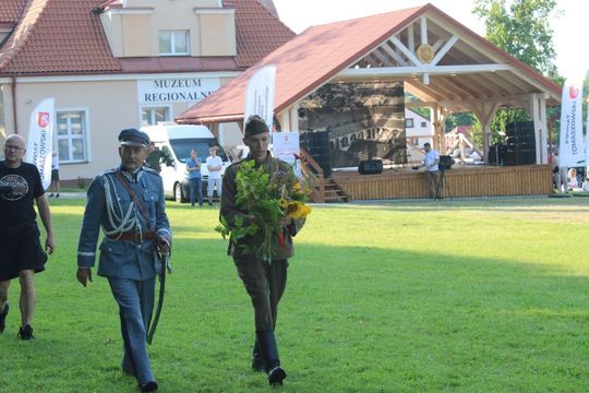 Dni Powiatu Tomaszowskiego z Marszałkiem Piłsudskim, rekonstruktorami i kabaretem OT.TO [ZDJĘCIA]