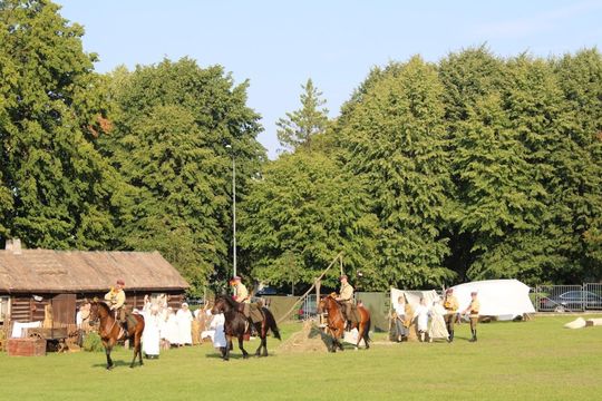 Dni Powiatu Tomaszowskiego z Marszałkiem Piłsudskim, rekonstruktorami i kabaretem OT.TO [ZDJĘCIA]
