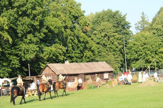 Dni Powiatu Tomaszowskiego z Marszałkiem Piłsudskim, rekonstruktorami i kabaretem OT.TO [ZDJĘCIA]
