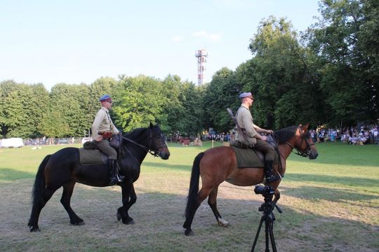 Dni Powiatu Tomaszowskiego z Marszałkiem Piłsudskim, rekonstruktorami i kabaretem OT.TO [ZDJĘCIA]