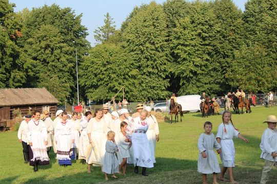 Dni Powiatu Tomaszowskiego z Marszałkiem Piłsudskim, rekonstruktorami i kabaretem OT.TO [ZDJĘCIA]
