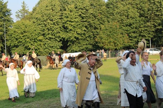 Dni Powiatu Tomaszowskiego z Marszałkiem Piłsudskim, rekonstruktorami i kabaretem OT.TO [ZDJĘCIA]