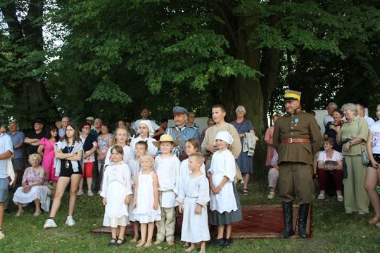 Dni Powiatu Tomaszowskiego z Marszałkiem Piłsudskim, rekonstruktorami i kabaretem OT.TO [ZDJĘCIA]