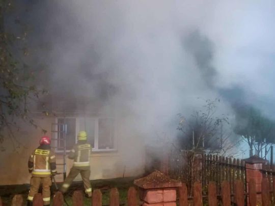Pożar zniszczył dom w Machnowie Nowym. Potrzebna będzie pomoc pogorzelcom [ZDJĘCIA]