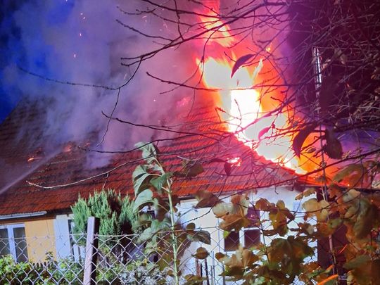 Pożar zniszczył dom w Machnowie Nowym. Potrzebna będzie pomoc pogorzelcom [ZDJĘCIA]