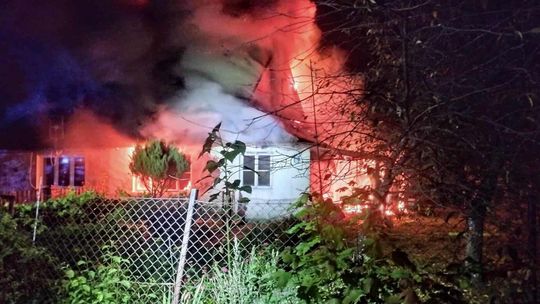 Pożar zniszczył dom w Machnowie Nowym. Potrzebna będzie pomoc pogorzelcom [ZDJĘCIA]