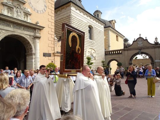 Gospodynie z gminy Rachanie na Ogólnopolskiej Pielgrzymce KGW na Jasną Górę [ZDJĘCIA]