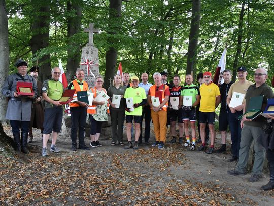 Rowerzyści na wzgórzu Polak