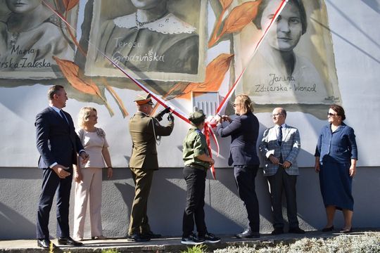 Gm. Hrubieszów: Mural to hołd dla bohaterskich sanitariuszek [ZDJĘCIA]