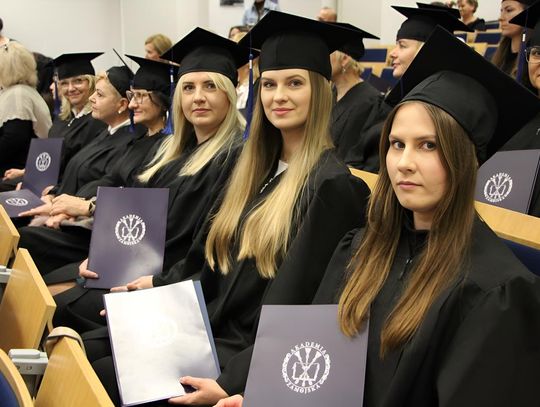 Birety w górę! Absolwentki pielęgniarstwa i położnictwa AZ odebrały dyplomy [ZDJĘCIA]