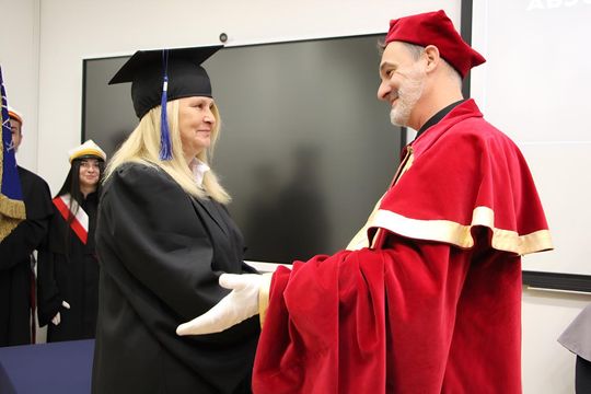 Birety w górę! Absolwentki pielęgniarstwa i położnictwa AZ odebrały dyplomy [ZDJĘCIA]