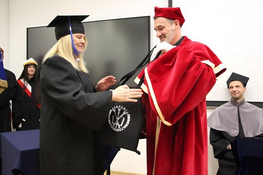 Birety w górę! Absolwentki pielęgniarstwa i położnictwa AZ odebrały dyplomy [ZDJĘCIA]