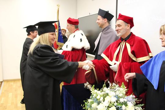 Birety w górę! Absolwentki pielęgniarstwa i położnictwa AZ odebrały dyplomy [ZDJĘCIA]