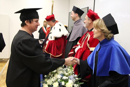 Birety w górę! Absolwentki pielęgniarstwa i położnictwa AZ odebrały dyplomy [ZDJĘCIA]