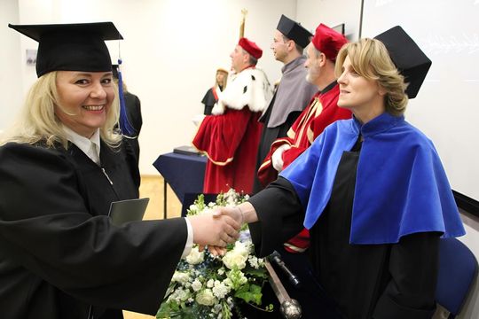 Birety w górę! Absolwentki pielęgniarstwa i położnictwa AZ odebrały dyplomy [ZDJĘCIA]