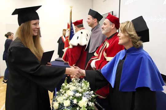 Birety w górę! Absolwentki pielęgniarstwa i położnictwa AZ odebrały dyplomy [ZDJĘCIA]