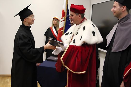 Birety w górę! Absolwentki pielęgniarstwa i położnictwa AZ odebrały dyplomy [ZDJĘCIA]