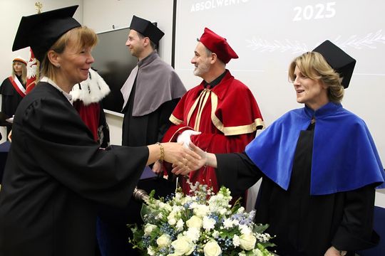 Birety w górę! Absolwentki pielęgniarstwa i położnictwa AZ odebrały dyplomy [ZDJĘCIA]