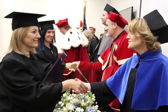 Birety w górę! Absolwentki pielęgniarstwa i położnictwa AZ odebrały dyplomy [ZDJĘCIA]