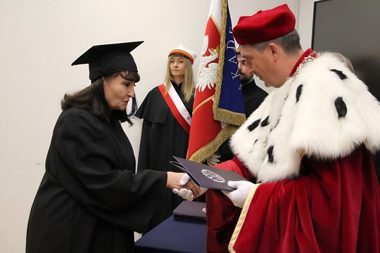 Birety w górę! Absolwentki pielęgniarstwa i położnictwa AZ odebrały dyplomy [ZDJĘCIA]