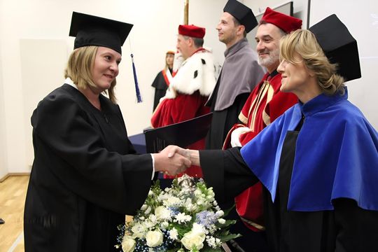 Birety w górę! Absolwentki pielęgniarstwa i położnictwa AZ odebrały dyplomy [ZDJĘCIA]