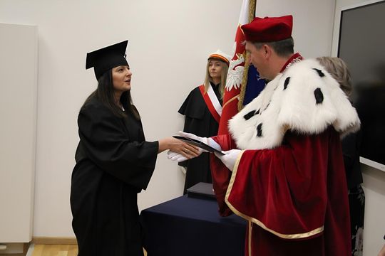 Birety w górę! Absolwentki pielęgniarstwa i położnictwa AZ odebrały dyplomy [ZDJĘCIA]