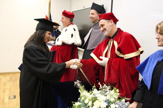 Birety w górę! Absolwentki pielęgniarstwa i położnictwa AZ odebrały dyplomy [ZDJĘCIA]