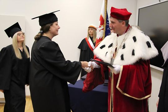 Birety w górę! Absolwentki pielęgniarstwa i położnictwa AZ odebrały dyplomy [ZDJĘCIA]