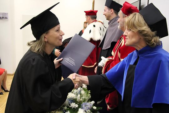 Birety w górę! Absolwentki pielęgniarstwa i położnictwa AZ odebrały dyplomy [ZDJĘCIA]