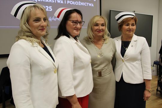 Birety w górę! Absolwentki pielęgniarstwa i położnictwa AZ odebrały dyplomy [ZDJĘCIA]
