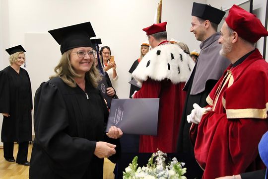 Birety w górę! Absolwentki pielęgniarstwa i położnictwa AZ odebrały dyplomy [ZDJĘCIA]