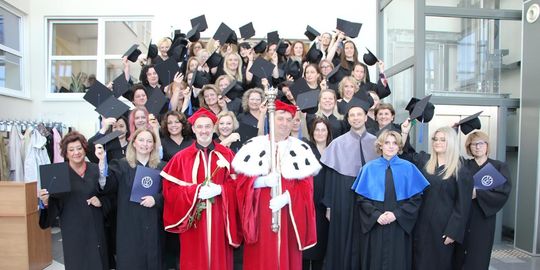 Birety w górę! Absolwentki pielęgniarstwa i położnictwa AZ odebrały dyplomy [ZDJĘCIA]