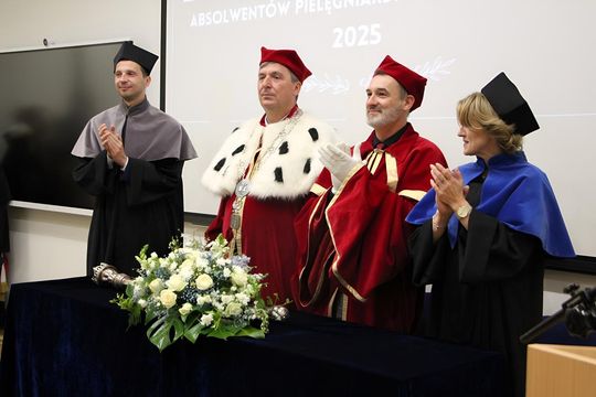 Birety w górę! Absolwentki pielęgniarstwa i położnictwa AZ odebrały dyplomy [ZDJĘCIA]