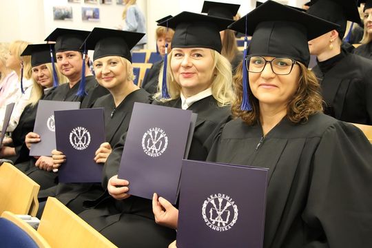 Birety w górę! Absolwentki pielęgniarstwa i położnictwa AZ odebrały dyplomy [ZDJĘCIA]