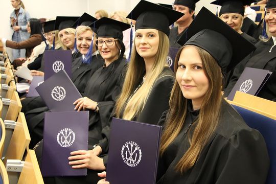 Birety w górę! Absolwentki pielęgniarstwa i położnictwa AZ odebrały dyplomy [ZDJĘCIA]
