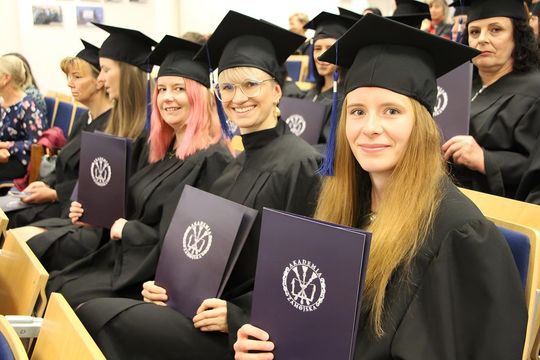 Birety w górę! Absolwentki pielęgniarstwa i położnictwa AZ odebrały dyplomy [ZDJĘCIA]