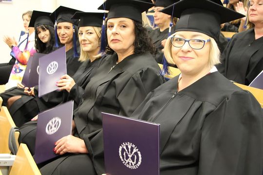 Birety w górę! Absolwentki pielęgniarstwa i położnictwa AZ odebrały dyplomy [ZDJĘCIA]