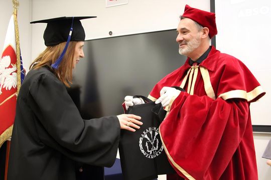 Birety w górę! Absolwentki pielęgniarstwa i położnictwa AZ odebrały dyplomy [ZDJĘCIA]