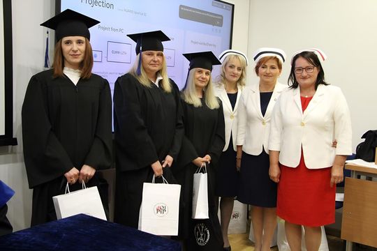 Birety w górę! Absolwentki pielęgniarstwa i położnictwa AZ odebrały dyplomy [ZDJĘCIA]