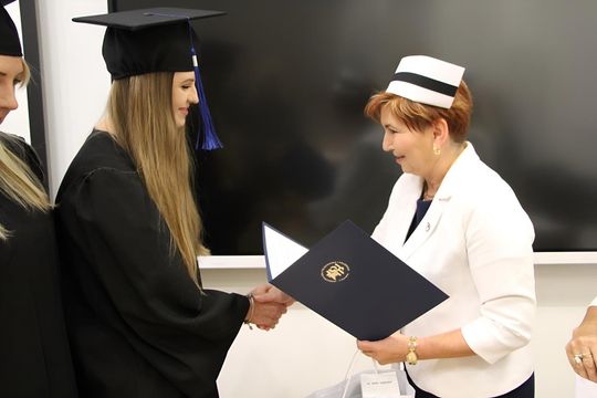 Birety w górę! Absolwentki pielęgniarstwa i położnictwa AZ odebrały dyplomy [ZDJĘCIA]