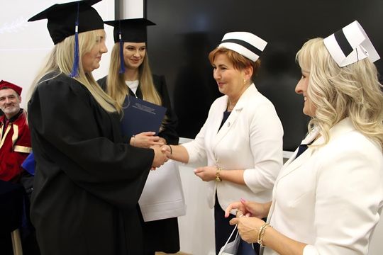 Birety w górę! Absolwentki pielęgniarstwa i położnictwa AZ odebrały dyplomy [ZDJĘCIA]