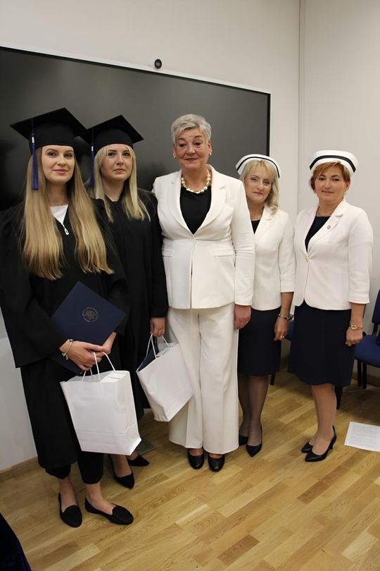Birety w górę! Absolwentki pielęgniarstwa i położnictwa AZ odebrały dyplomy [ZDJĘCIA]