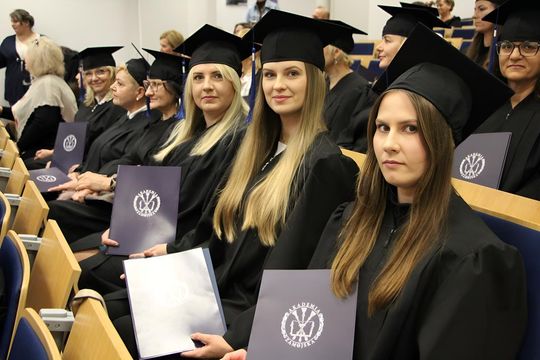 Birety w górę! Absolwentki pielęgniarstwa i położnictwa AZ odebrały dyplomy [ZDJĘCIA]