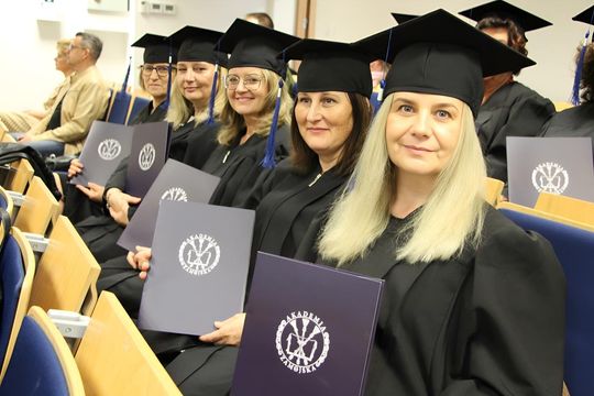 Birety w górę! Absolwentki pielęgniarstwa i położnictwa AZ odebrały dyplomy [ZDJĘCIA]