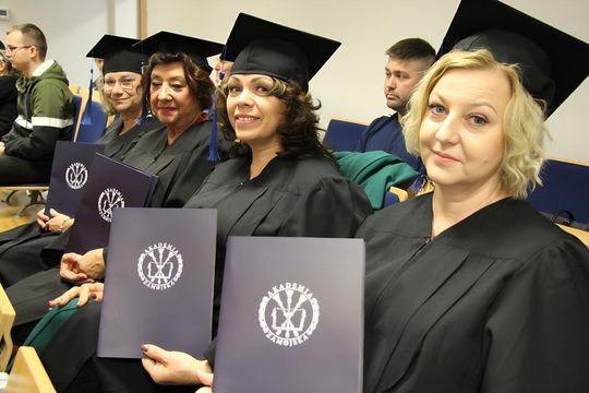 Birety w górę! Absolwentki pielęgniarstwa i położnictwa AZ odebrały dyplomy [ZDJĘCIA]